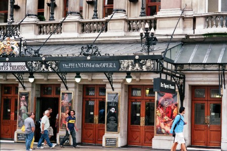 imm001_1a La façade du théâtre